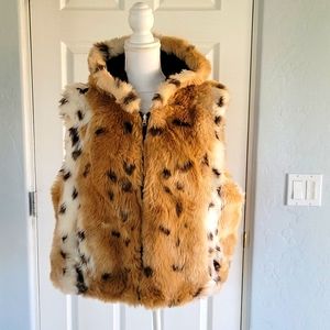 Faux fur vest with hood. Fully lined - size XL